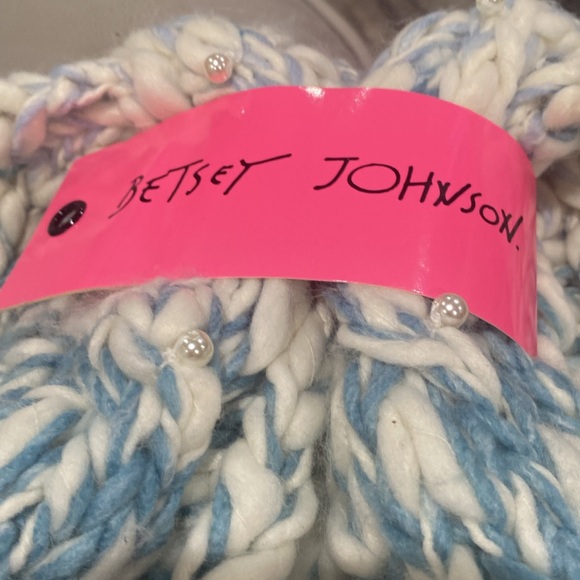 🆕 Betsey Johnson Women's Snow Diggity Cowl Cold Weather Scarf. NWT - Picture 5 of 9